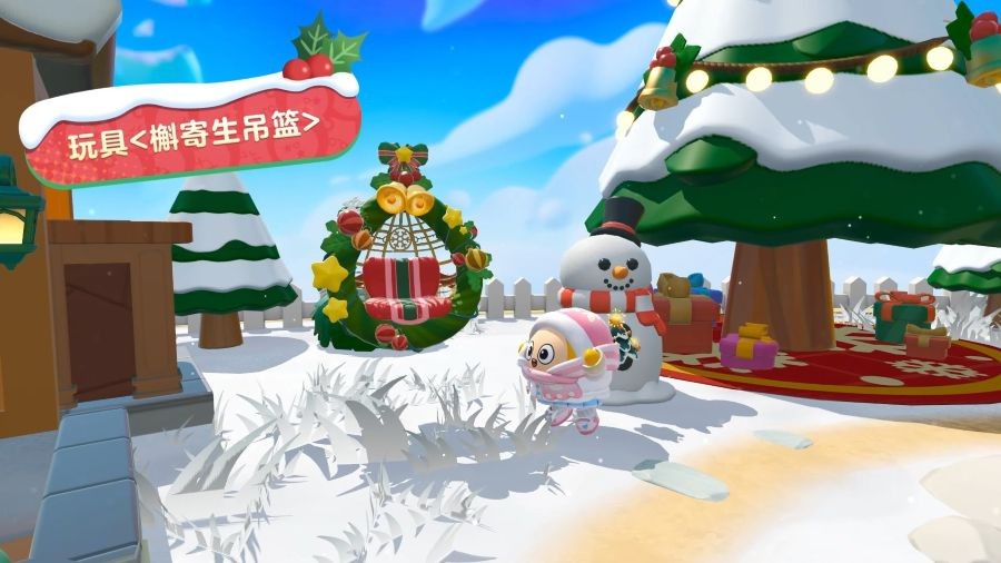 蛋仔坐在槲寄生吊篮中荡秋千，周围悬挂着小礼物与糖果，背景音乐符号飘动