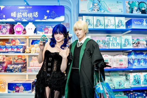 晨光文具与环球港战略合作启动仪式现场，巨型星光礼盒开启，气球条幅飘扬，氛围热烈隆重