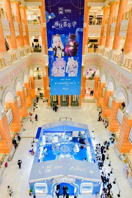 童模手持晨光联名款文具走秀，灯光聚焦舞台中央，背景呈现星空视觉特效，整体风格轻奢梦幻