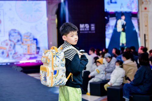 T台两侧陈列着各类IP联名文具，灯光映照下色彩缤纷，观众驻足拍照