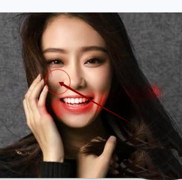 最终效果图对比，左侧为原图，右侧为添加唇彩后的美化版本，唇色鲜艳自然