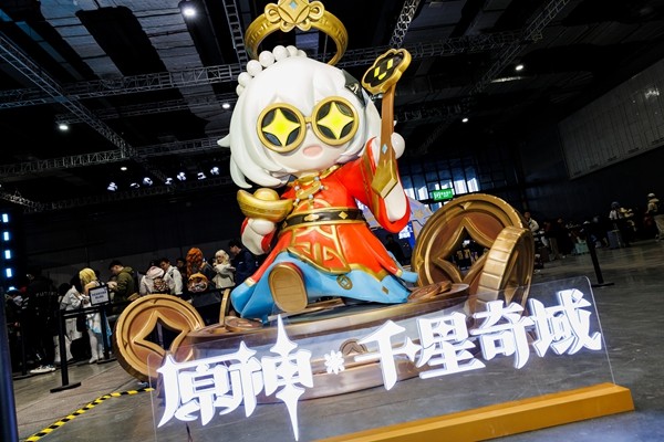 《原神》千星奇域创作者交流会现场全景，众多创作者与开发团队齐聚一堂，氛围热烈