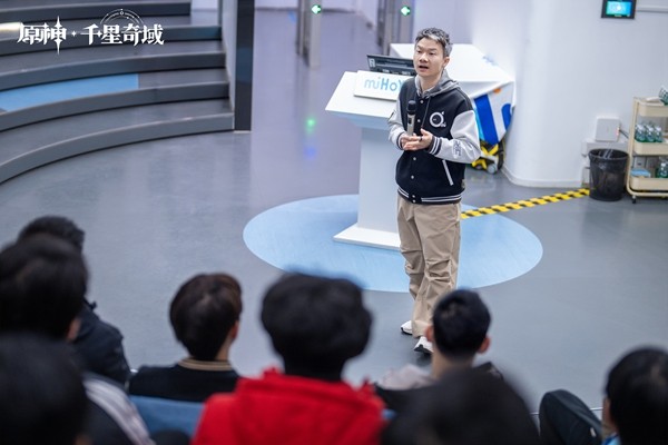 米哈游创始人刘伟在台上演讲，背景屏幕展示千星奇域未来发展规划蓝图