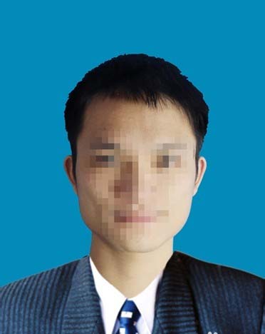 换装完成后的人物形象照，身穿合体正装，面部表情自然，背景简洁，适合用作证件照