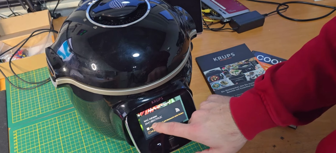 电压力锅拆解图，展示内部电路板和芯片布局，清晰可见瑞萨主控芯片和周边元器件