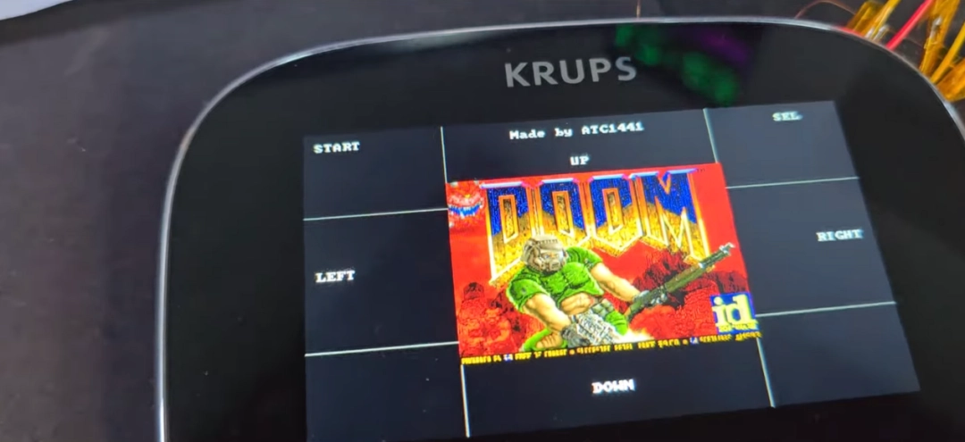 开发者使用电脑连接电压力锅主板，屏幕上显示终端命令界面，正在进行固件烧录操作