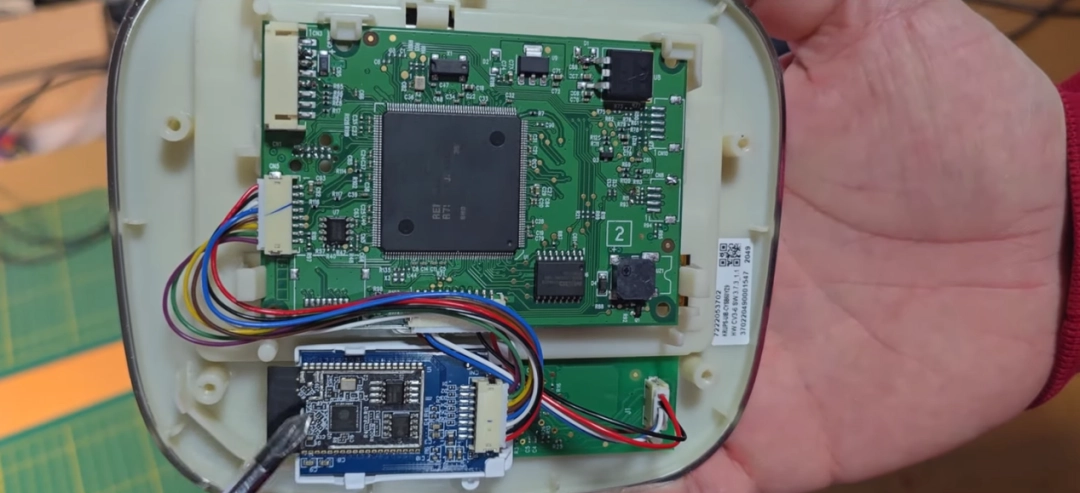 电压力锅屏幕特写，正在运行《毁灭战士》游戏画面，角色持枪面对恶魔敌人，UI元素完整显示