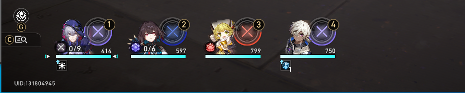 两名弱化角色站在战场上即将被BOSS击败