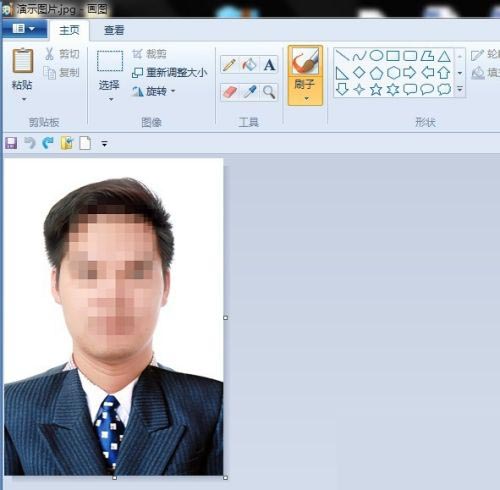 Windows画图工具界面，顶部菜单栏展开‘文件’下拉菜单，当前打开一张标准一寸证件照