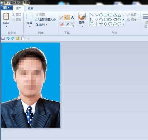 填充效果对比图，左侧为原始白底照，右侧为使用红色填充后生成的红底证件照，背景色均匀无渐变