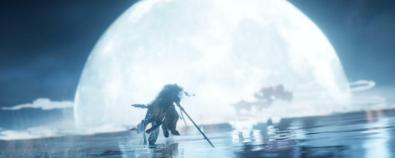 《燕云十六声》游戏界面特写：角色手持泛着赤红焰光的长刀，刀锋缭绕粒子特效，背景为古风市集与飞檐斗拱建筑群