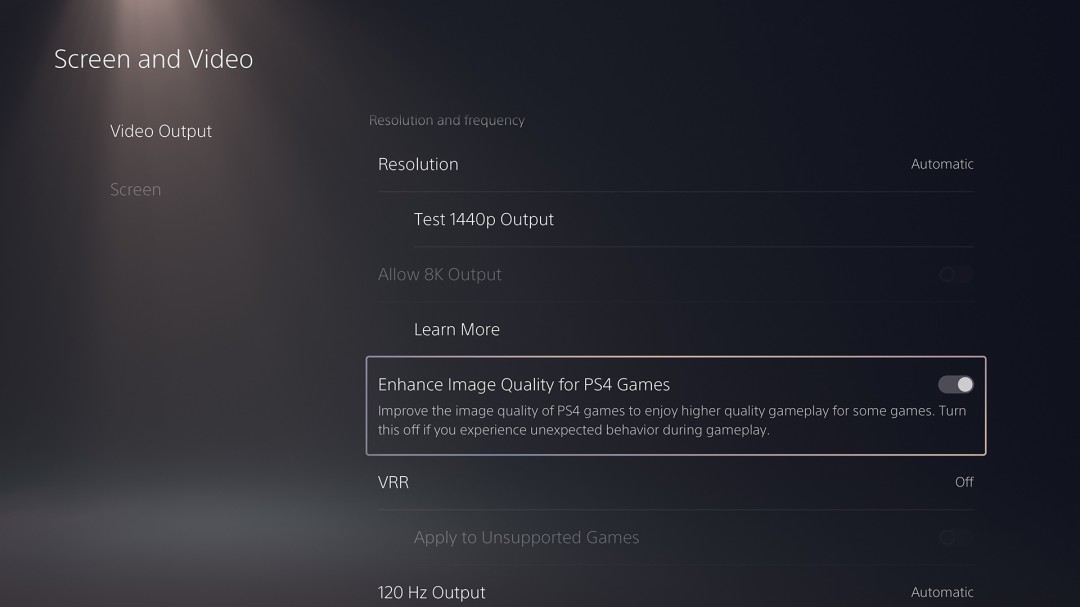 PS5 Pro主机连接4K电视实机画面，左侧为《最后生还者 第一部》PS4原版UI界面，右侧为开启增强模式后的对比效果，右侧纹理更细腻、光影过渡更自然