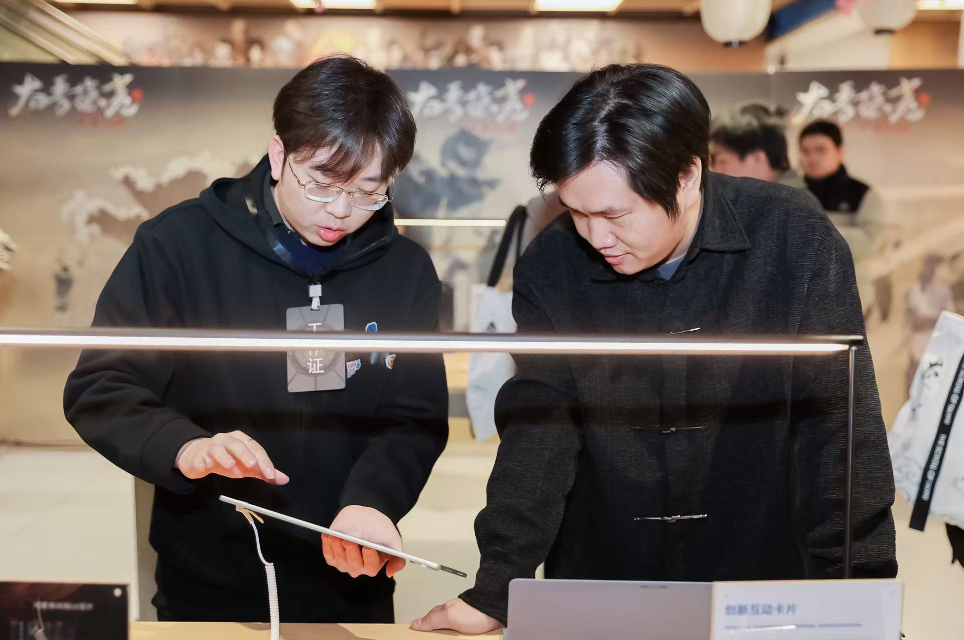 ‘太吾躺赢区’实景图：浅灰布艺懒人沙发环绕鸿蒙智慧屏，屏幕上正播放《太吾绘卷：天幕心帷》动态水墨地图，远处可见玩家惬意倚靠，手边平板显示实时同步的武学树界面