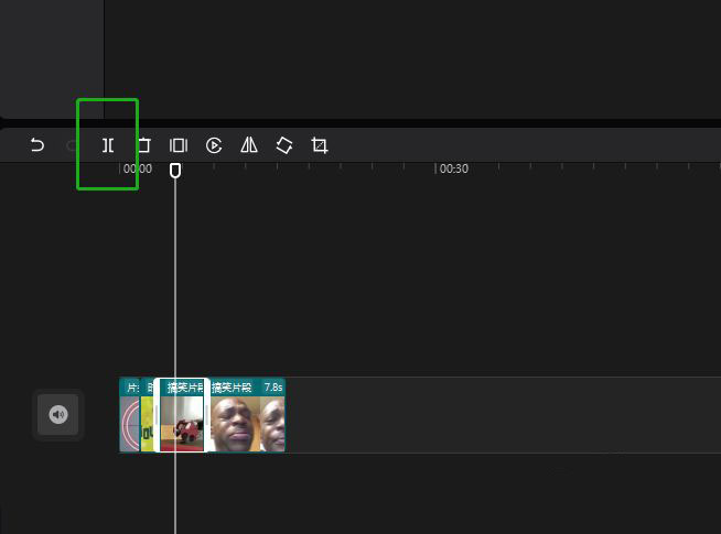 鼠标悬停在时间轴切割点上的特写，刀片图标清晰可见，提示可执行分割操作