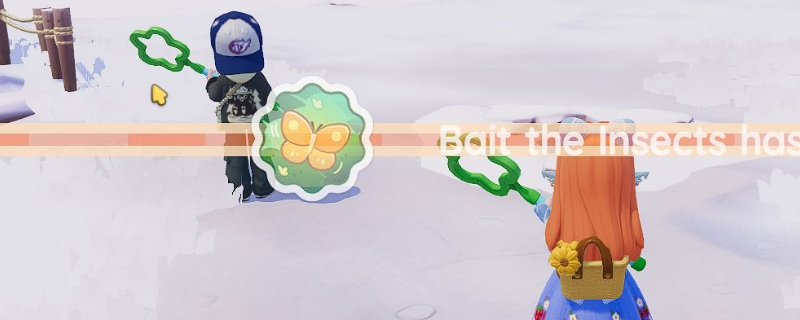 《心动小镇》游戏界面中主角手持捕虫网站在阳光斑驳的林间小径，周围飞舞着几只半透明萤火虫与蝴蝶，画面充满夏日静谧感