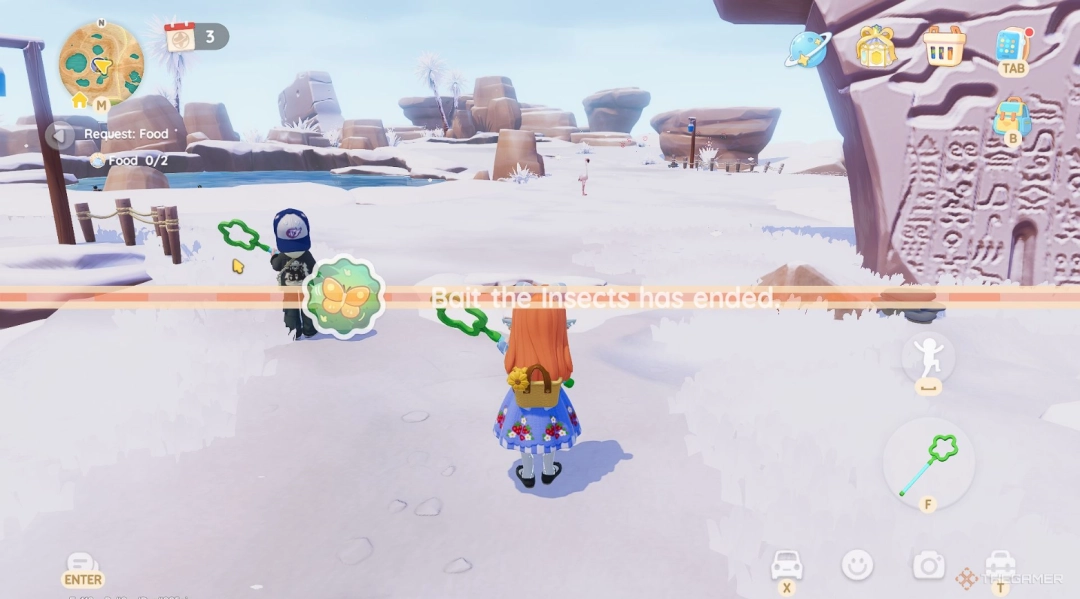 玩家室内场景中的立体昆虫展柜特写：多层玻璃格内陈列着色彩各异的蝴蝶、甲虫与蝉蜕，背景暖光映照，细节纤毫毕现