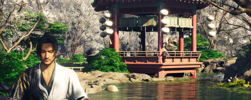 《燕云十六声》蛇郎中BOSS战斗场景：昏暗洞穴中，身着墨绿长袍的蛇郎中手持细长黑棍腾挪跃击，角色正抬手格挡其斜劈一击，地面泛起淡紫色毒雾涟漪