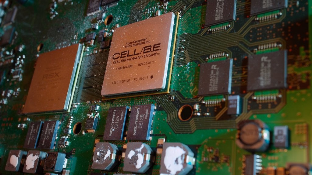 对比可视化图表：左侧为PS3出厂规格参数柱状图（3.2GHz/256MB XDR内存），右侧为超频后实测性能曲线（4.1GHz峰值+18%浮点吞吐量提升），中间用闪电图标连接，强调技术跨越感