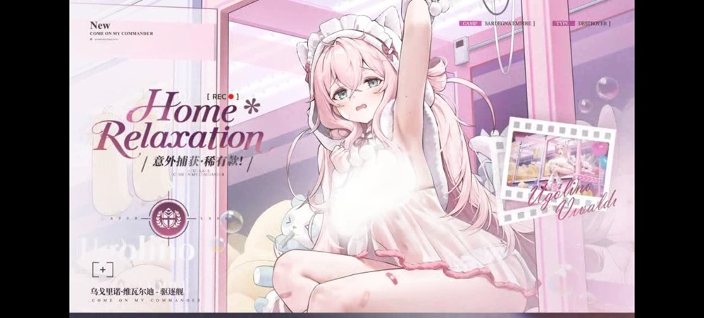 乌戈里尼·维瓦尔迪换装特写：少女被透明抓娃娃机玻璃罩困住，双手轻推罩壁，脚下散落数枚游戏代币，表情既无奈又期待