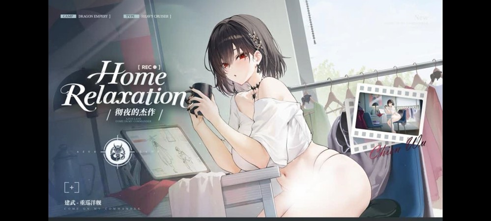 建武换装场景：深夜工作室暖光笼罩，少女身穿自制改良旗袍倚靠工作台，手捧未完成样衣，窗外霓虹隐约可见