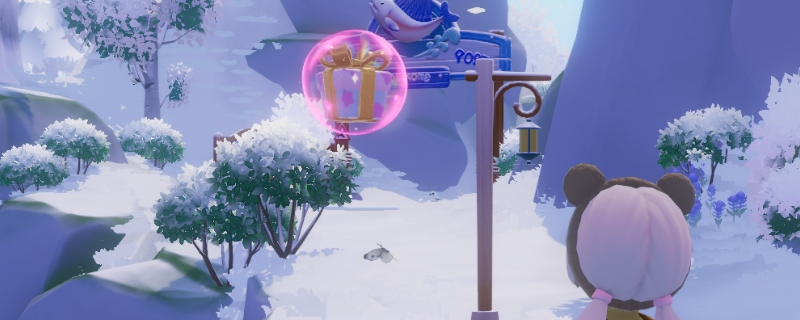 《心动小镇》游戏内实景截图：一座原木色拱桥横跨碧水，桥畔垂柳轻摇，一枚散发柔粉微光的泡泡悬浮于栏杆外侧，周围光效朦胧梦幻