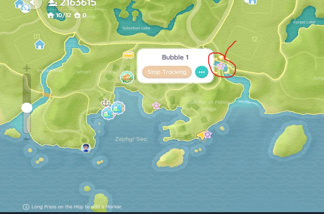 《心动小镇》第一视角特写：镜头聚焦木桥右侧第三根立柱旁，粉色泡泡悬浮高度约与角色肩膀齐平，背景虚化突出主体光晕