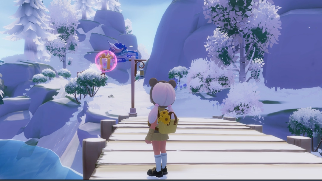 《心动小镇》低角度仰拍图：展示泡泡底部细微的光斑投影及周围飘散的粒子特效，强化其‘可互动’视觉提示