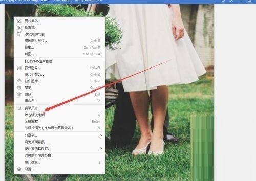 右键菜单中‘锁定缩放比例’选项被高亮显示，左侧带对勾图标，表明当前已启用该功能