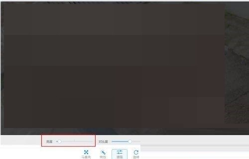 亮度值调至-45后的效果图对比，原图明亮区域明显收敛，阴影细节更显层次