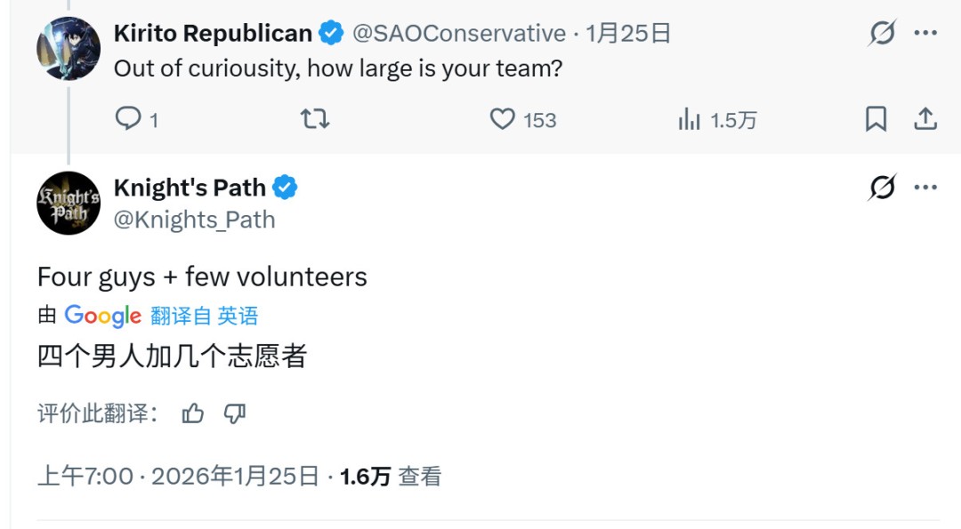 开发者幕后工作照：四名男性开发者围坐于堆满中世纪武器图鉴与力学笔记的长桌前，电脑屏幕显示剑术轨迹模拟程序界面