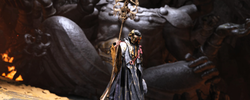 《燕云十六声》叶万山Boss战斗实录：身披重甲的骑将挥舞长柄大刀劈斩，刀锋泛起刺目红光，主角角色侧身半蹲，左手虚按刀鞘、右手微抬，正处卸势预备姿态