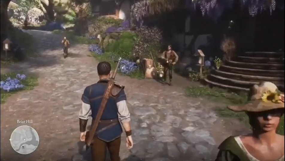 《神鬼寓言4》实机预告截图：男性主角在古风小镇街道上行走，肢体动作明显不自然，双臂摆动幅度小，髋部左右晃动频率异常，背景为阳光斜照的木质建筑群