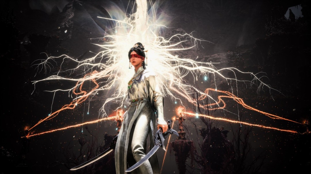 游戏实机画面特写：主角‘无常’持双刃跃击，周身泛起赤红色汞流特效，背景是雾气弥漫的川西古栈道与残破灯笼