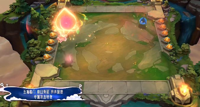 战斗中小小瑟提释放攻击特效特写：金色寿桃高速旋转击中目标，周围炸开环形红色光波与半透明桃瓣碎片