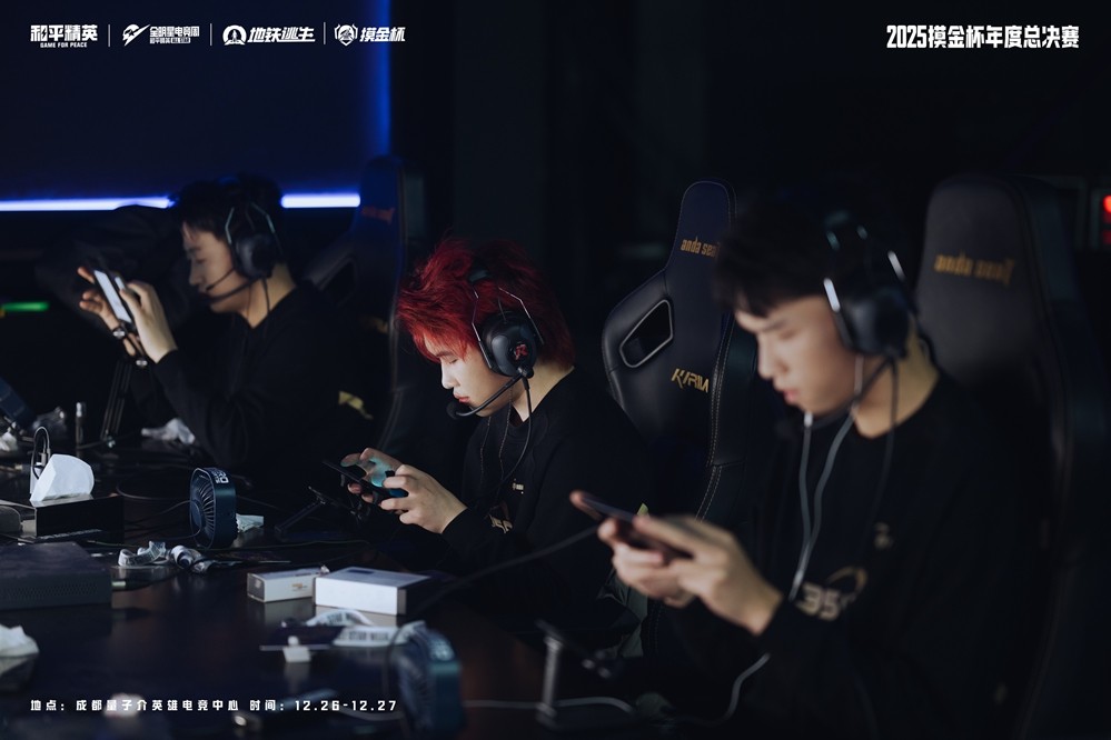 往届名场面混剪图：9277战队四人背靠背360°防守、数码单人三杀后极限滑铲撤离、雾痕烟雾弹掩护下反向绕后瞬秒对手