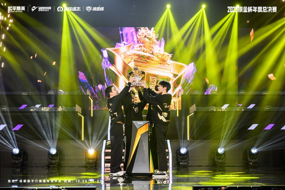 S3参赛选手群像海报：左半部为职业选手证件照拼贴，右半部为人气主播游戏ID与标志性动作剪影，背景是地铁隧道光影交错的赛博朋克风