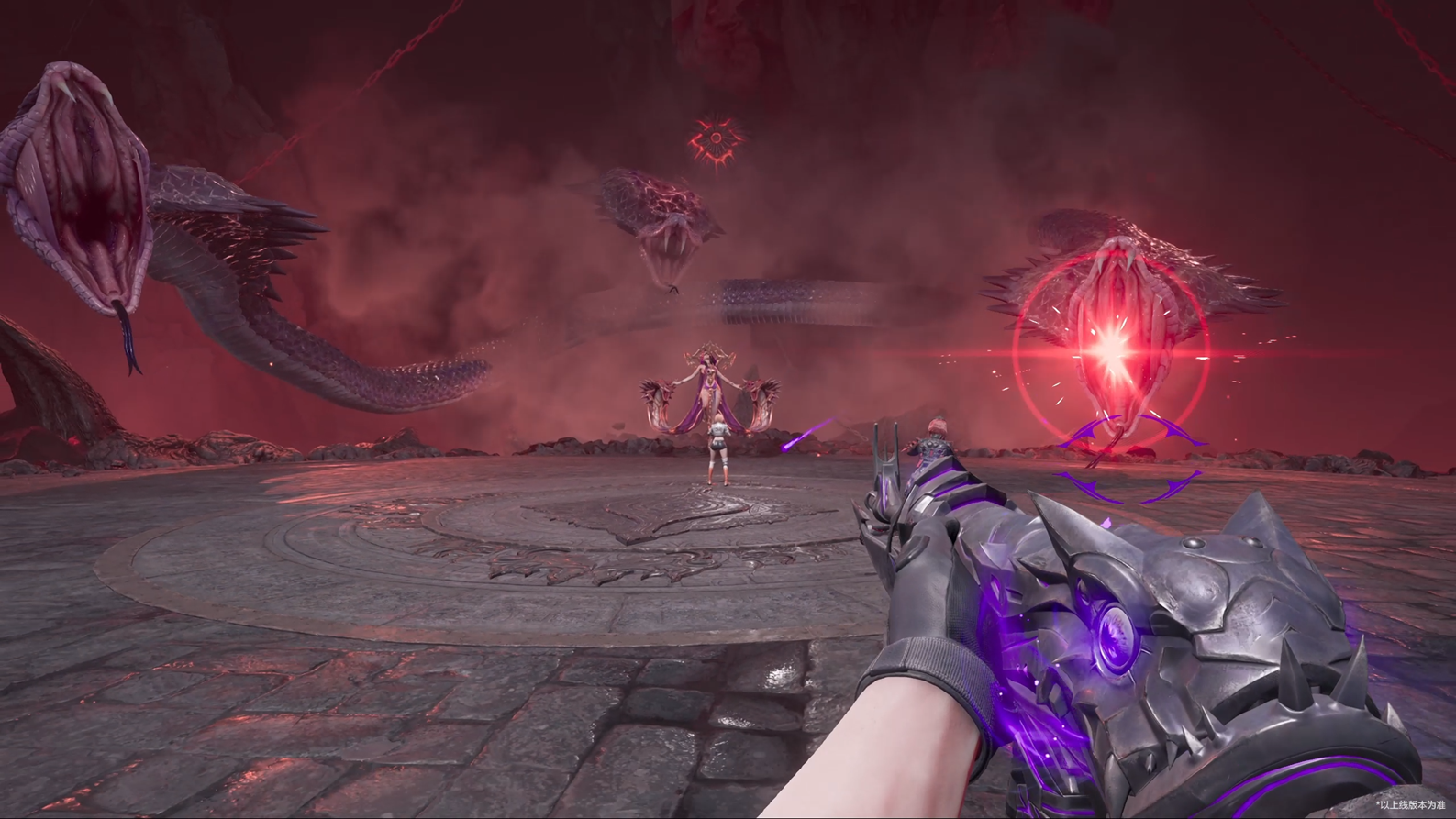 角色战斗特写：玩家持【冥河之矛】瞄准巨型BOSS，枪口电弧噼啪作响，电流锁链已缠绕住BOSS腿部，背景是幽暗的女王陵墓穹顶