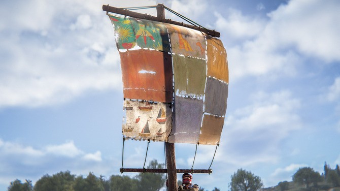 热带岛屿特写：棕榈树影下露出半截石质神庙入口，地面散落发光古代符文，远处海面有巡逻艇剪影掠过