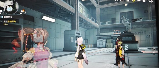 第一视角特写：控制室内左侧高约2米的银灰色源石合金箱，表面蚀刻着终末地工业徽标；右侧地面有一块嵌入式压力板，边缘泛着微弱蓝光