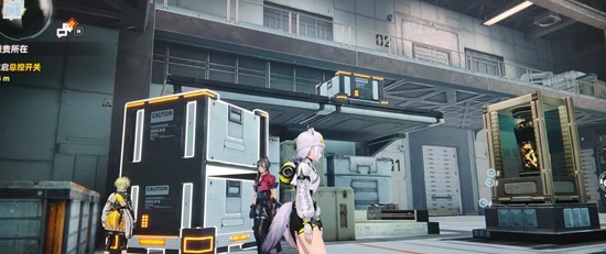 干员攀爬金属梯抵达高台，伸手托起半人高的哑光黑矮箱，背景可见旋转的源石冷却风扇与警示红光闪烁的管道系统