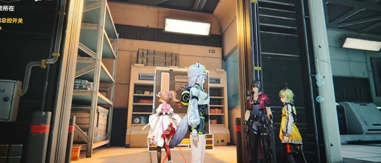 动态截图：三箱完全就位后，控制室穹顶缓缓开启，露出内部旋转的源石反应堆核心，蓝色能量束如血管般延伸至四周机械臂，干员们列队站在发光的指挥平台上仰望这一幕