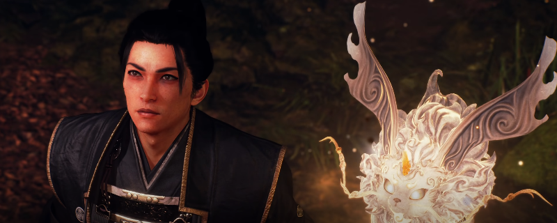 《仁王3》二俣街道场景实机截图：阴郁雨幕笼罩下的古朴町屋与石板路，远处可见破损鸟居与若隐若现的妖气光晕，氛围压抑而神秘