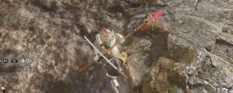 《仁王3》实机画面：内藤昌丰立于枯松断崖之上，身着赤色阵羽织，手持长卷与太刀，背景隐约可见拉弓瞄准的模糊弓手剪影，氛围肃杀紧张