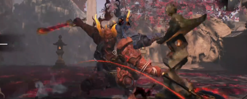 《仁王3》两面宿傩Boss战实机画面：巨型双面武士立于燃烧神社前，左侧青面獠牙挥刀狂斩，右侧白面含笑甩出紫色咒印，地面裂痕蔓延，战斗氛围极度紧张