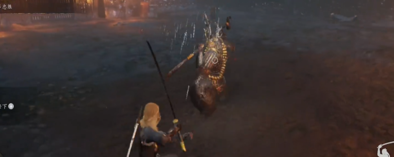 《仁王3》游戏内本多忠胜Boss战实机画面：身着赤色铠甲的武将挥舞长枪横扫，主角正翻滚闪避，背景为燃烧的战国城楼与动态粒子特效