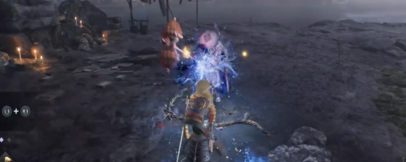 《仁王3》太原雪斋BOSS战实机画面：身着深蓝僧袍的雪斋挥刀突进，角色持长枪侧身格挡，背景为飘雪古寺庭院，战斗UI清晰显示架势条与血量