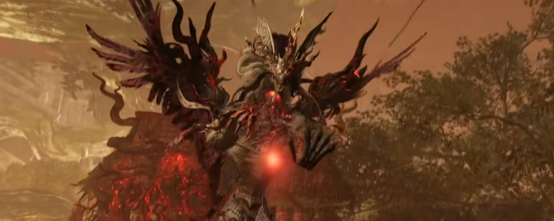 《仁王3》草薙BOSS战斗场景特写：身披赤焰纹甲的巨型人形BOSS立于坍塌鸟居之下，周身缠绕青紫色雷光，手中巨刃正劈向地面溅起碎石与电弧