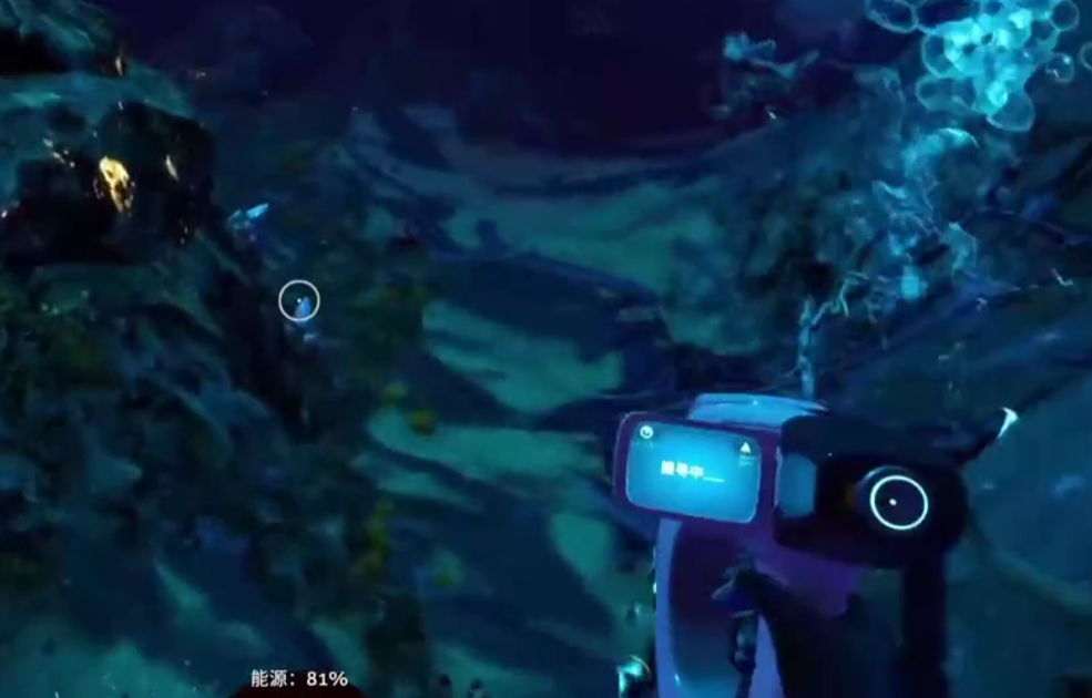 玛格丽特家地下洞窟内部：暖黄色基地灯光投射在潮湿岩壁上，顶部垂挂的钟乳石基座环绕着数簇晶莹剔透的蓝色金刚石，地面散落少量未拾取矿石