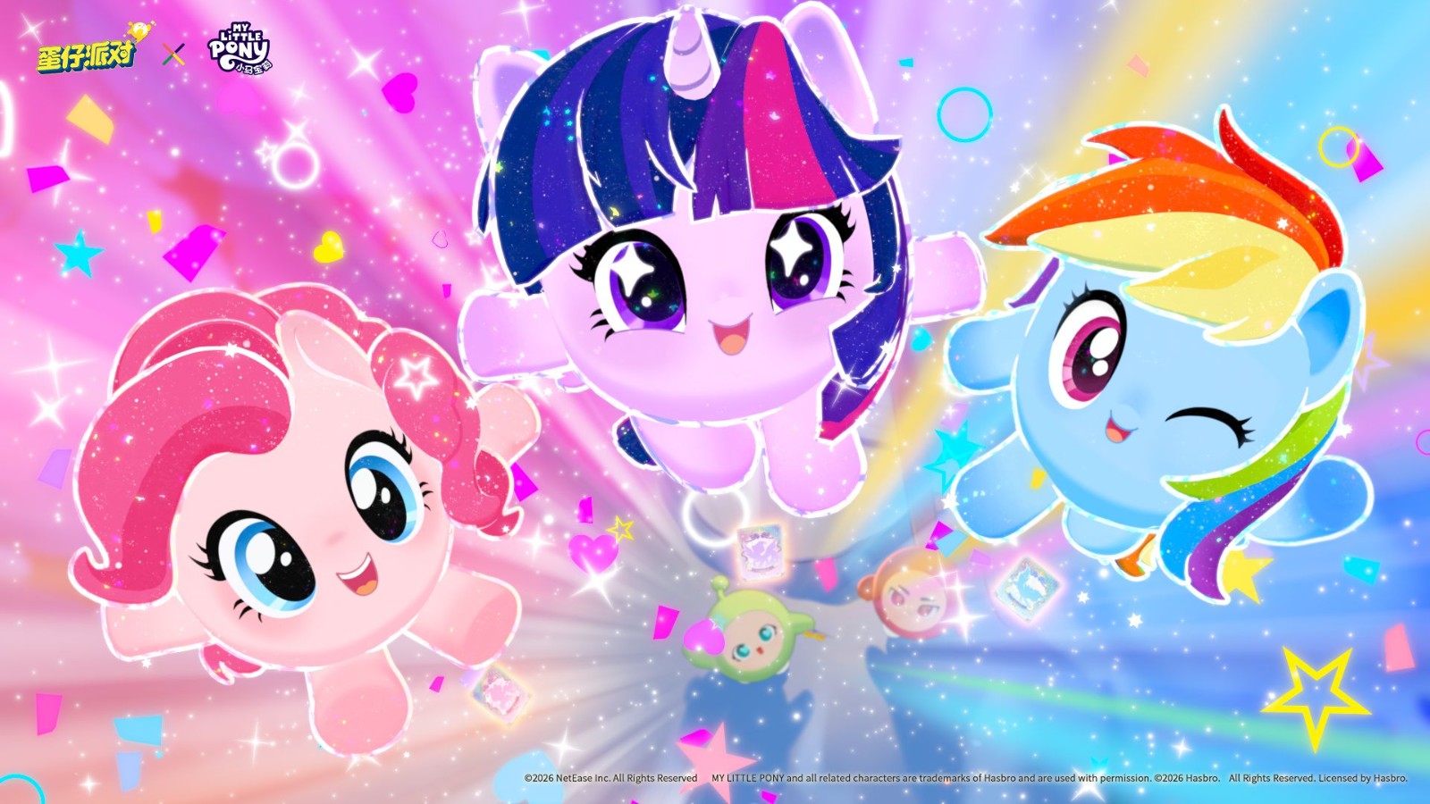 三款小马宝莉基础外观展示图：左侧紫悦佩戴魔法书发饰、中央云宝身披闪电披风、右侧碧琪头顶蛋糕造型头饰，背景为蛋仔岛春节主题布景，角色动作俏皮生动