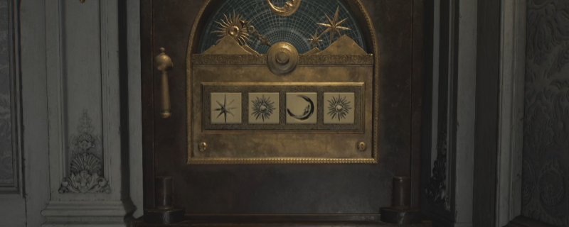 《生化危机9：安魂曲》研究主任室内景：昏暗灯光下，一座布满锈迹与生物黏液的巨型银灰色保险箱矗立中央，箱体正面显露三组可旋转的同心圆密码环，地面散落破碎试管与泛黄实验手稿